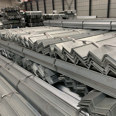 RoHS-gecertificeerd 20-240 mm zacht staal gelijk aan Angel / Ss400 geperforeerde hoek Carbon Steel hoek